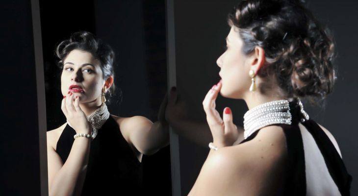 Viviana Zarbo looking into a mirror